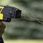 La Policía usó la pistola Taser para evitar que un joven agrediera a su madre con un hacha y un pico