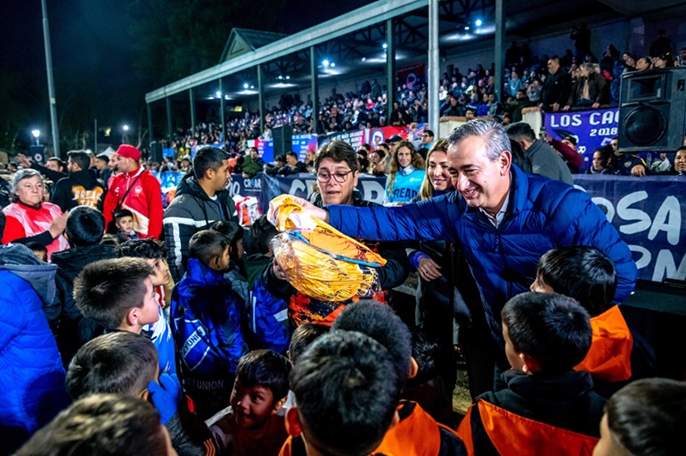 javkin-entrega de camisetas-clubes rosario-apurainfo