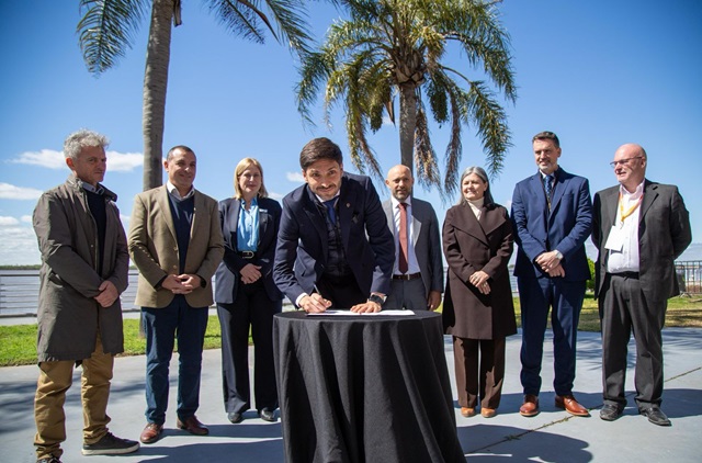 pullaro-firma aeropuerto-rosario-pista-comienzo de obra-apurainfo