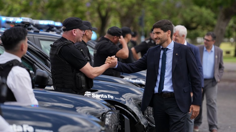entrega camionetas polícias.-pullaro-apurainfo