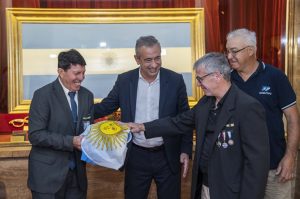 javkin-bandera-veteranos-aconcagua-apurainfo