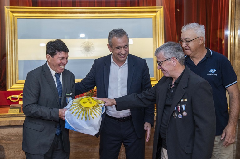 javkin-bandera-veteranos-aconcagua-apurainfo