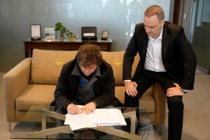 milei-adorni-firma proyecto reforma laboral-apurainfo