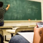 Prohiben el uso de celulares en escuelas de Santa Fe: rige para todos los niveles