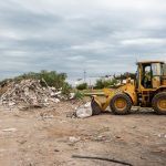Sancionan a una empresa de volquetes por tirar residuos en el espacio público