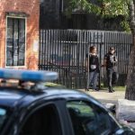 Hallaron una supuesta granada en la puerta de una escuela y evacuaron el edificio