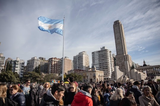 monumento-fin de semana-día de la bandera_rosario-turistas-apurainfo