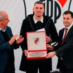 Entre lágrimas, Armani se despidió de River: “Usé estos colores con el corazón”