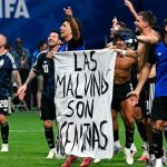 Cómo llegó a manos de la Selección la bandera de Malvinas que recorrió el mundo