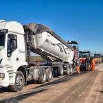 Para mejorar el acceso al Parque Industrial de Alvear, avanza con la pavimentación de calle Piedrabuena