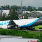 Tragedia en Miami: un avión de carga de Amazon se salió de la pista y dejó al menos cinco muertos