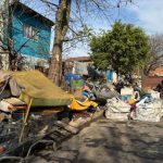 No le importaba nada: llenó la vereda de chatarra y el municipio terminó clausurando el lugar