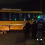 Fuerte choque entre un colectivo y un camión grúa en un acceso a Villa Gobernador Gálvez