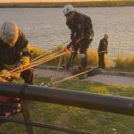 Dos jóvenes cayeron por la barranca central y fueron rescatados tras quedar aferrados a una rama