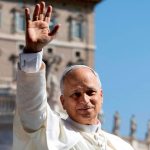 El papa León XIV pasó “una noche tranquila” tras la operación y continúa su recuperación