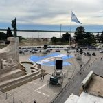 Rosario se suma a la despedida de Messi: desplegaron una camiseta gigante del 10 en el Monumento