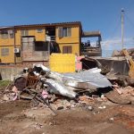 Demolieron una propiedad en un terreno usurpado y rescataron tres perros hallados sin agua ni comida