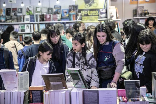 niños-escuelas de rosario-recorren feria del libro-apurainfo